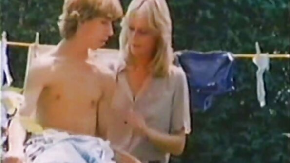 વિશાળ ટિટ્સવાળી વીડીયો સેકસી બીપી એક મોટી ગર્દભ કૂતરી જમીન પર છે, ઘૂસી ગઈ છે