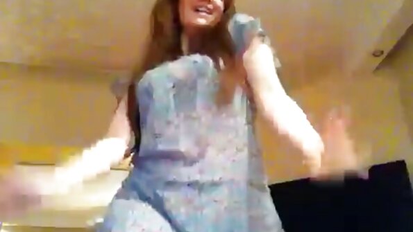 ટીનએજ છોકરીઓનું ટોળું slંઘની પાર્ટી દરમિયાન ધસી આવવા આતુર હોય સની લિયોન સેકસી બીપી વીડીયો છે