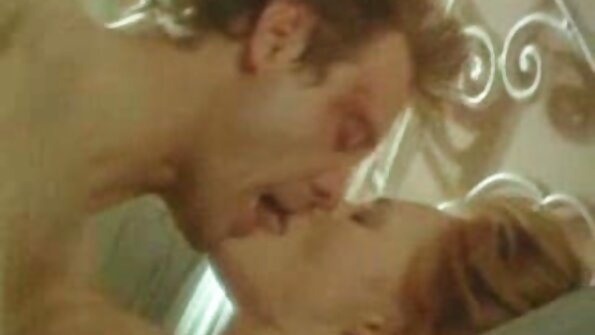 નાના ચિત્તોવાળી શ્યામા સોફા પર તમાચો કામ કરી રહી છે સેકસી વીડીયો ઓપન