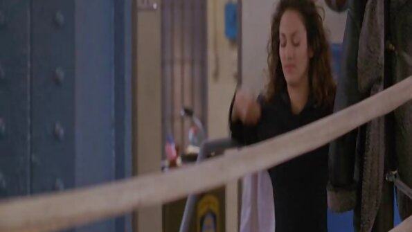 સોનેરી કે જેની વીડીયો સેકસ ગર્દભ લોશનથી coveredંકાયેલી છે તે ગુદા મૈથુન કરે છે