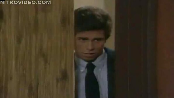 મોટા ટિટ્સ ધરાવતો બિમ્બો ઓફિસના પલંગ પર છે, તેની કન્ટ ફુડ વીડીયો બીપી સેકસી થઈ રહી છે