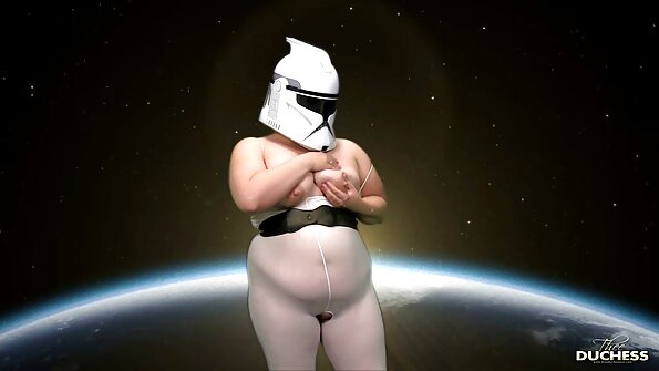 નાના ટિટ્સ સાથેનો એક સુંદર સોનેરી પથારી પર સખત વીડીયો સેકસી ચોદાય છે