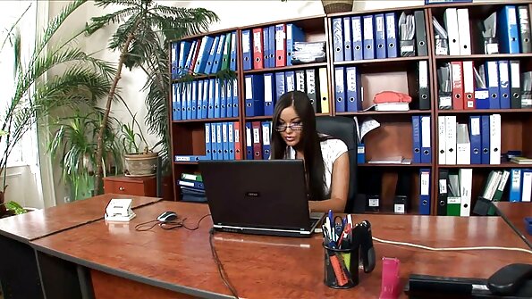 વિશાળ ઉછાળવાળી છાતી ધરાવતી છોકરી પથારી પર તેની ભીની ચૂત મેળવી રહી વીડીયો સેકસી છે