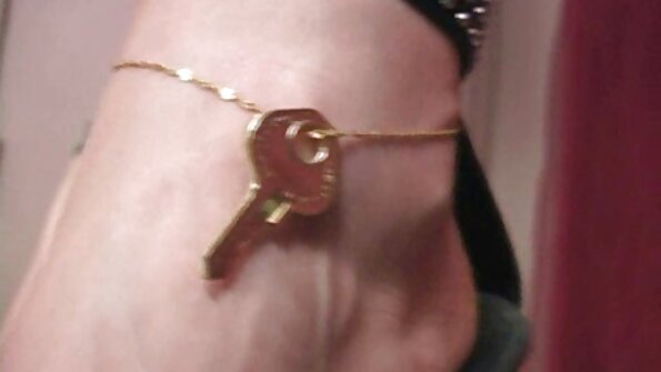 ગરમ શ્યામા અરીસાની સામે એક મનોરંજક સેકસી બીપી વીડીયો રીતે ડિલ્ડો ચાટતી હોય છે