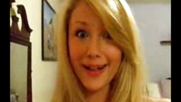 એક રેડહેડ એક મોટી વ્યક્તિ દ્વારા કારની પાછળની સીટ સેકસી વીડીયા સેકસી વીડીયા પર ચોરાય છે