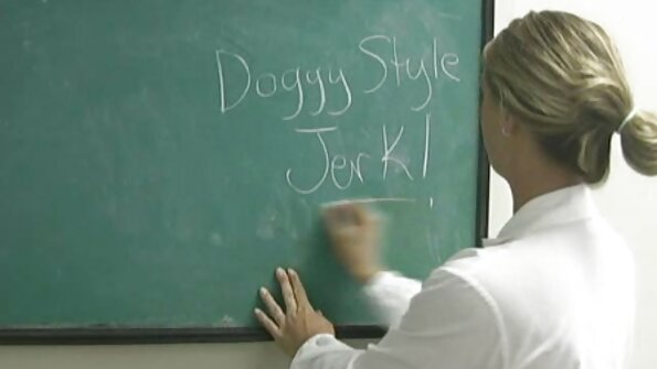 એક સેકસી વીડીયા સેકસી વીડીયા નાનકડી ટાઈટ નોકરડી તેની પીઠ પર છે અને તેને ડિક મળી રહી છે