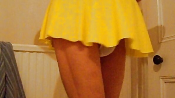 એક છૂંદણાવાળી બેબ તેના સ્ટોકિંગ્સને દૂર કરે છે અને બીપી વીડીયો સેકસી તેણીને ચોદવામાં આવે છે