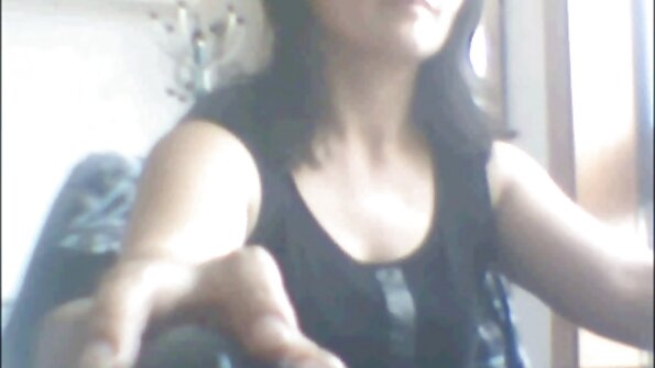 નાના બીપી વીડીયો સેકસી સ્તનની ડીંટી અને તન રેખાઓ ધરાવતી શ્યામા પથારીમાં અશ્લીલ થઈ રહી છે