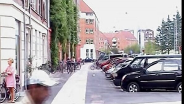 શૃંગારિક ત્રીપલ સેકસ વીડીયો રીતે ડિકને ચાટવા માટે સોનેરી તેનું મોં ખોલે છે