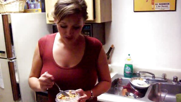 એક સોનેરી એક સરસ સમૂહ વીડીયો સેકસી સાથે તેણીની ગર્દભમાં વાહિયાત થઈ રહી છે