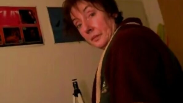 મોટી વીડીયો સેકસી નકલી ટિટ્સ ધરાવતી એક સ્લટ એનાલીને સખત રીતે ચડાવી રહી છે