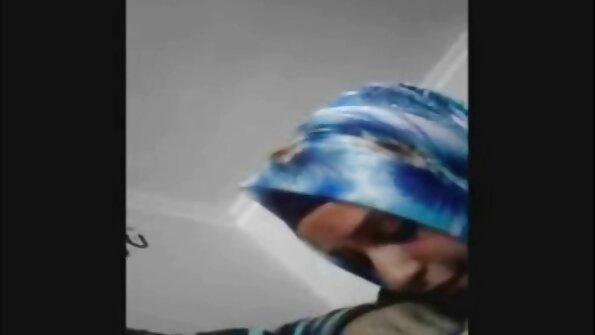 મોટા ગધેડા સાથેનો બિમ્બો સેકસી પીચર વીડીયો ચામડાની પલંગ પર કોક ચૂસી રહ્યો છે