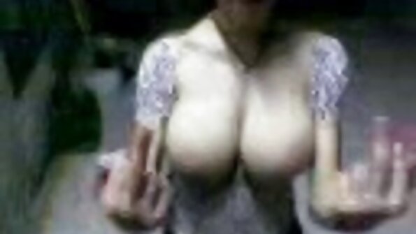 એક સોનેરી ઘૂસી રહી છે અને તેના માણસ દ્વારા સોફા પર ચાટવામાં ત્રીપલ સેકસ વીડીયો આવે છે