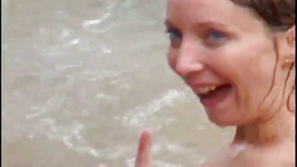 એક સેકસી વીડીયો ફુલ બીપી વિચિત્ર શ્યામા કે જેમાં પિગટેલ છે તે બેડ પર ઘૂસી રહ્યું છે