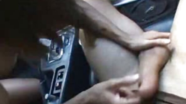 એક સોનેરી આપણને બતાવે છે અને તે તેના મોટા સ્તનને પણ એચડી વીડીયો સેકસી હલાવે છે