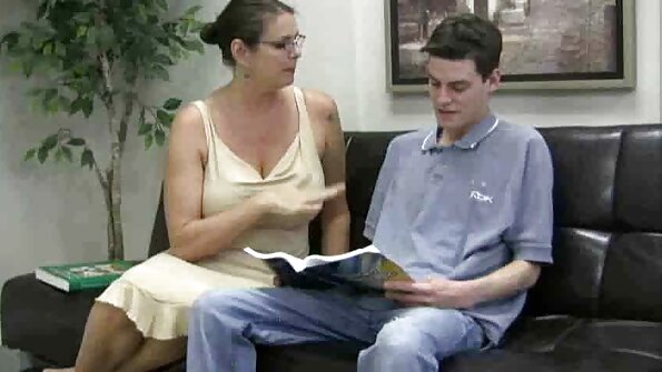 બ્રુક હેઝ મોટી પેકર પ્રાપ્ત સેકસી વીડીયો લાઈવ કરતી વખતે તેની મનોહર ચેરીને માલિશ કરે છે